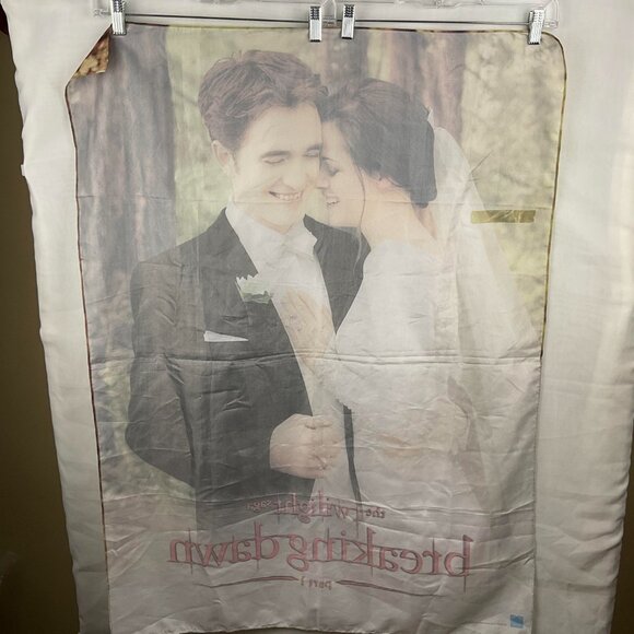 Twilight Breaking Dawn Part 1 Fabric Poster – Edward & Bella Wedding Scene - Picture 6 of 6